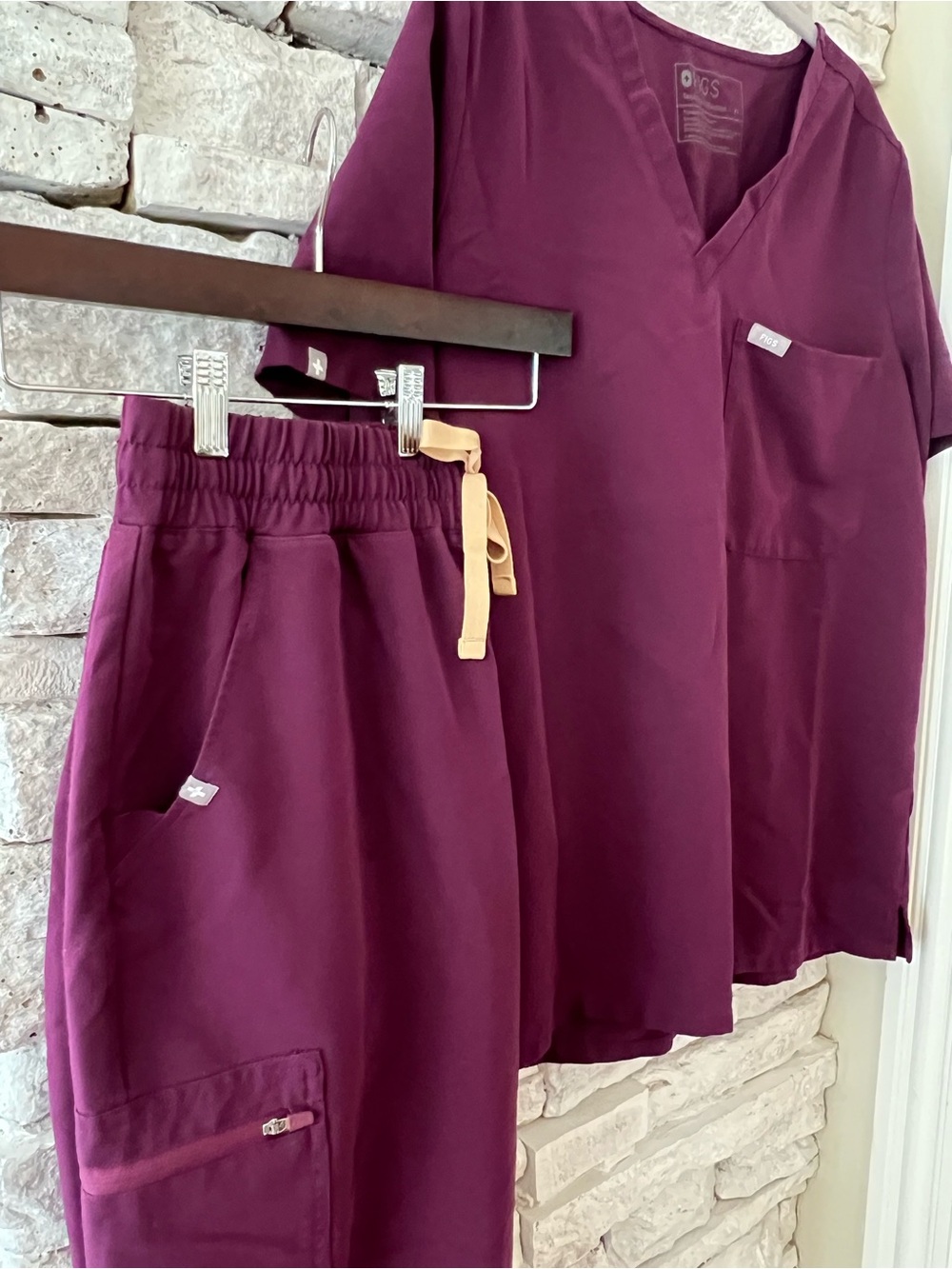 FIGS Technical Collection Top & Jogger Set in Plum XLP - Picture 3 of 11